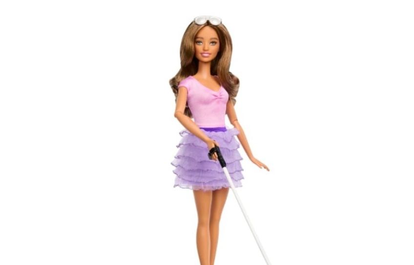  Mattel lansează prima sa păpuşă Barbie nevăzătoare
