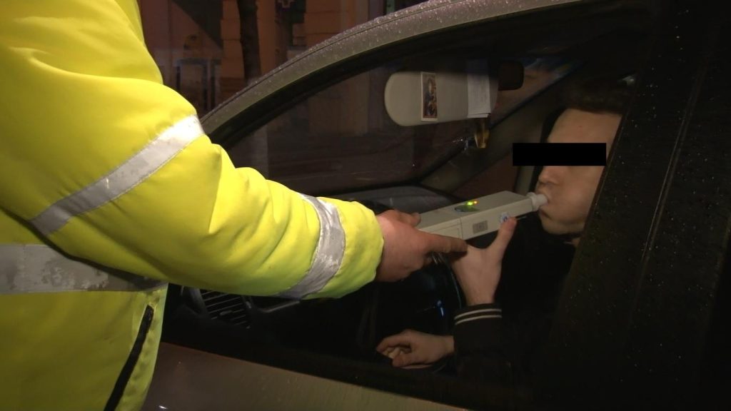 Un viețuitor la o mănăstire a condus băut și a fost prins din greșeală, după ce a fost victima unui accident rutier