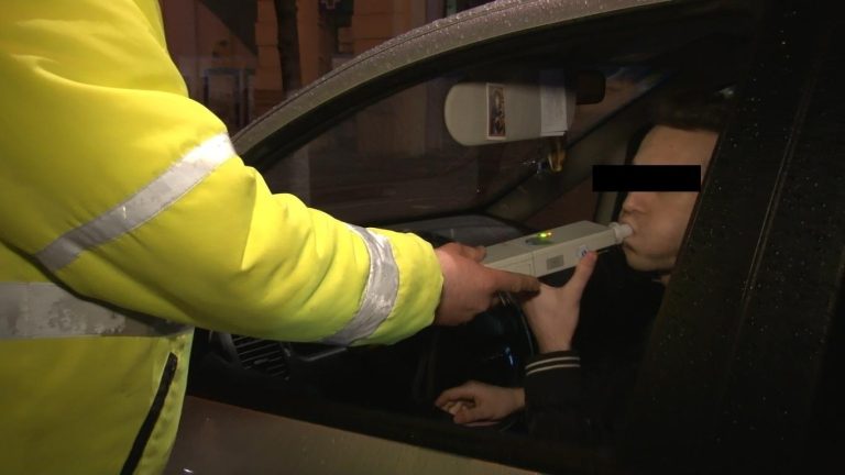 Un viețuitor la o mănăstire a condus băut și a fost prins din greșeală, după ce a fost victima unui accident rutier