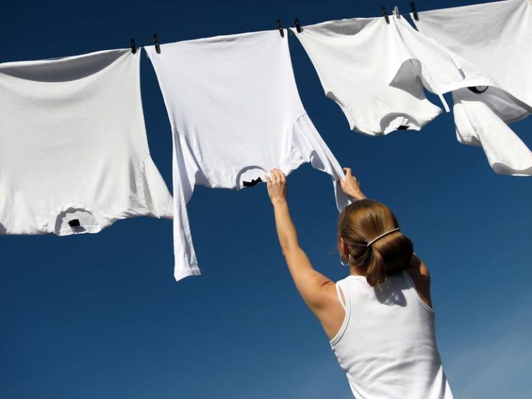 Ingredientul din bucătărie care îți albește hainele fără detergent. Costă doar 5 lei plicul