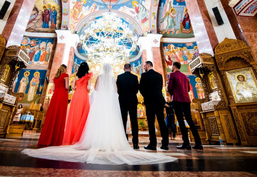 O biserică din Botoșani împrumută gratuit rochii de mireasă și costume de mire: Încercăm să găsim și nași de cununie
