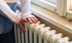 Praful îți poate crește factura la energie electrică. De ce să cureți caloriferele cât mai des