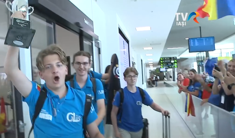 VIDEO Campionii mondiali de robotică de la ”Grigore Moisil”, primiți ca fotbaliștii la aeroportul Iași