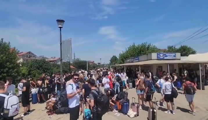 VIDEO – Cum se așteaptă trenul în soare, pe cod roșu, în gară la Costinești. Nu există pic de umbră