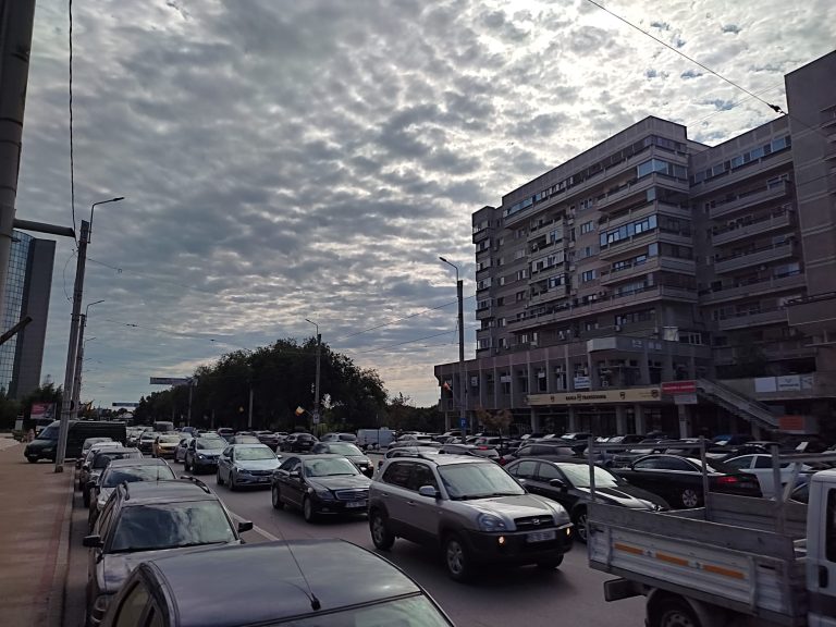 Circulație greoaie prin centrul orașului. Manifestări legate de Ziua Imnului