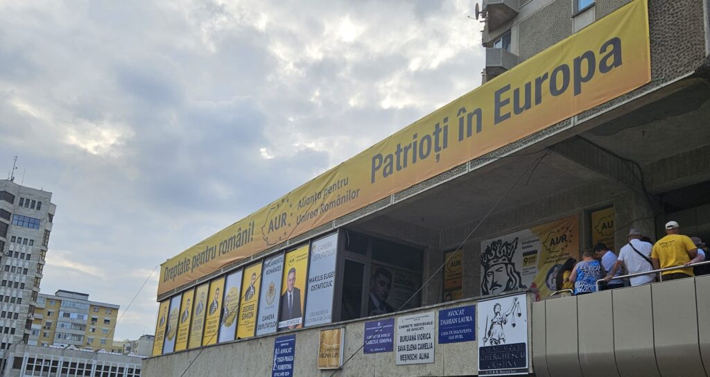FOTO/VIDEO – Ieșenii s-au îngrămădit să-și dea datele personale că poate le pică un apartament „garantat Simion”