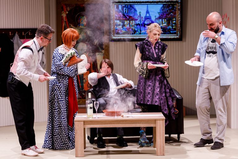 Comedie: cum îl va chema pe viitorul bebeluș? Spectacolul „Prenumele” al Ateneului ieșean va fi prezentat la Constanța