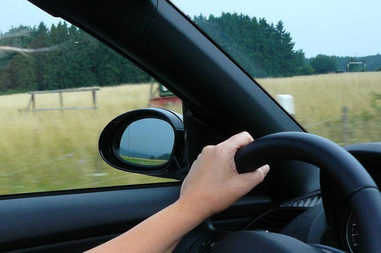 Un tânăr a sfidat legea: a condus fără permis, chiar dacă era condamnat pe bandă rulantă. Acum e dat în urmărire națională