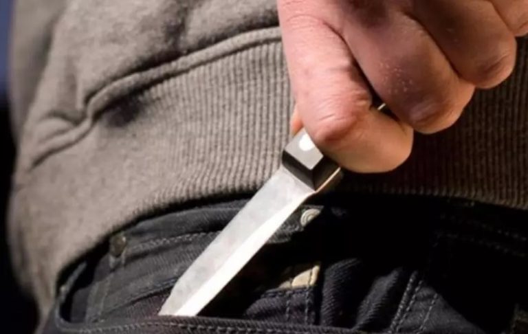 Cei trei minori care şi-au bătut un coleg de şcoală, iar unul dintre ei l-a înjunghiat, au fost arestaţi pentru tentativă de omor