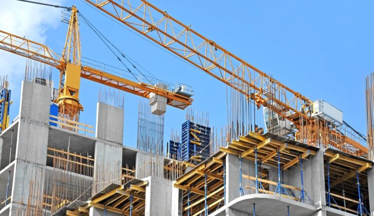 Construcțiile continuă să se scumpească, dar activitatea din șantiere s-a dezmorțit. Cât te costă o renovare în 2025?