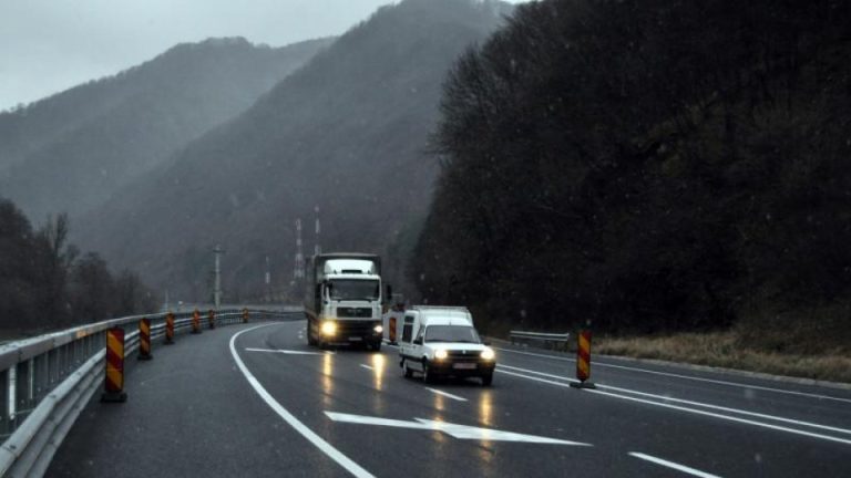 Trafic blocat pe Valea Oltului din cauza căderilor de stânci pe carosabil. Un camion a lovit bolovanii, două persoane fiind rănite