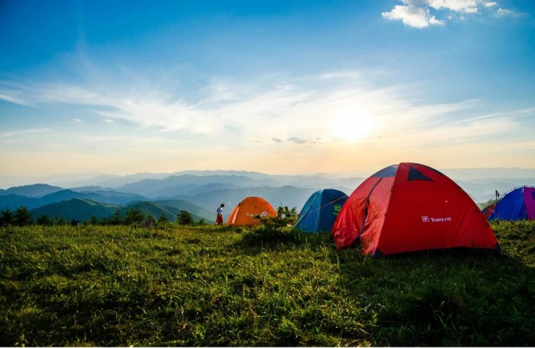 Idei pentru a-ți organiza o vacanță cu cortul (P)