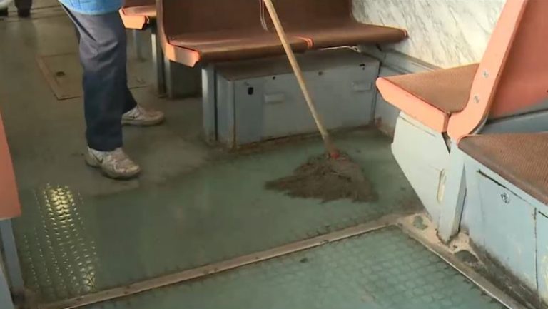 Curățenia din autobuzele și tramvaiele CTP s-a scumpit cu 20%. De 10 ani aceeași firmă câștigă neîntrerupt