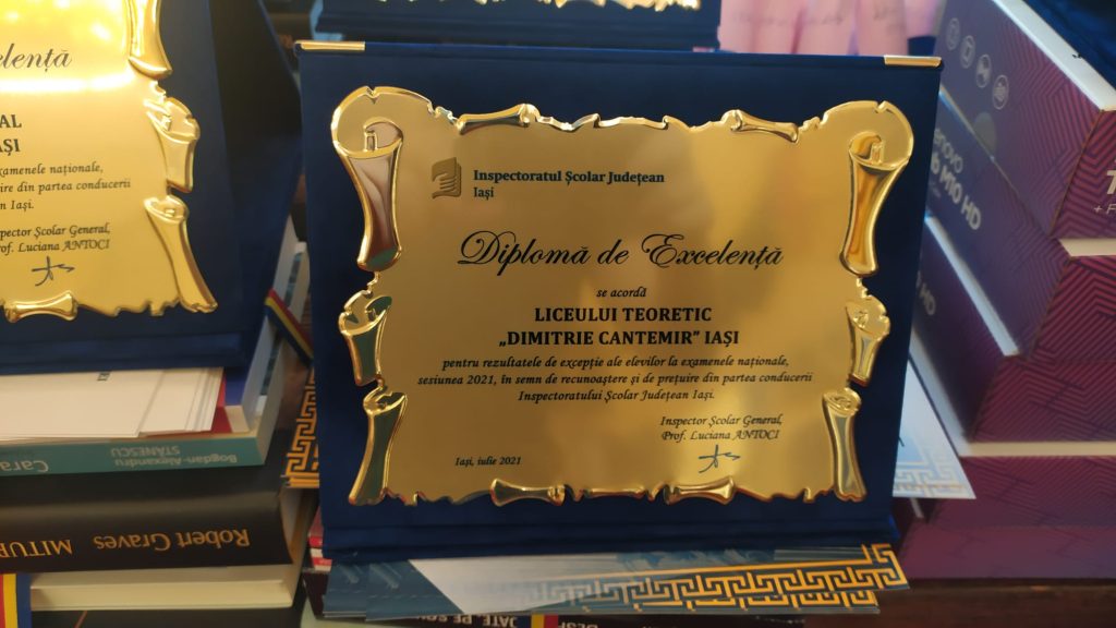 Ministerul Educaţiei: 2.000 de lei pentru absolvenţi cu media 10 la Evaluarea Naţională şi de 5.000 de lei pentru absolvenţii cu media 10 la Bacalaureat