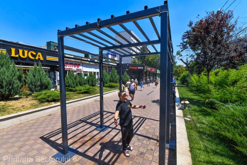  Cum arată primul duș stradal montat în București – FOTO