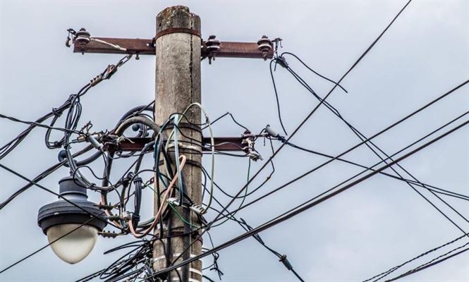  Un tânăr de 33 de ani a murit curentat pe un stâlp de electricitate. Era angajatul unei firme de telecomunicaţii de patru ani