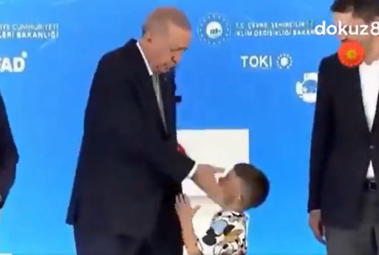 Preşedintele Erdogan a pălmuit un copil care a refuzat să-i sărute mâna - VIDEO