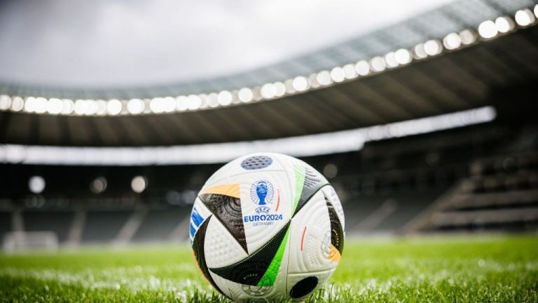 EURO 2024: un meci ca o experiență de voyeurism. Campionatul European văzut din biroul unui cunoscut intelectual ieșean