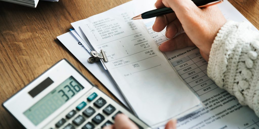 O lovitură pentru procurori: o ieșeancă a fost achitată deși furniza facturi fictive unui abator