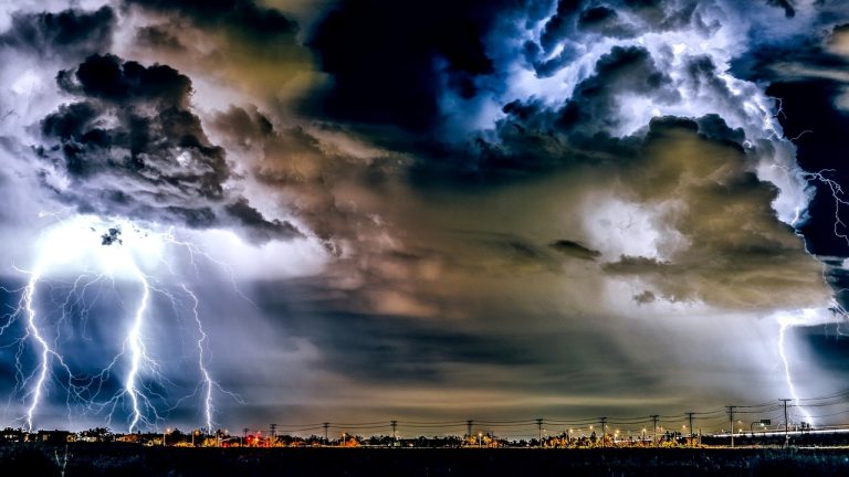 Meteorologii anunţă vijelii şi averse torenţiale marţi în mai multe zone din România