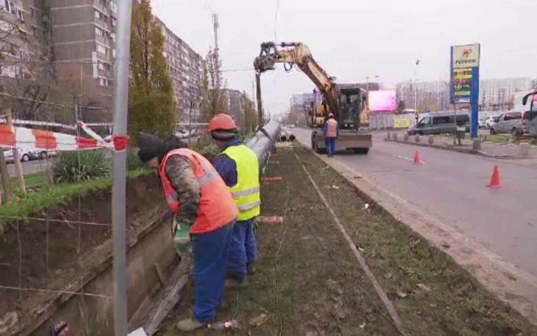 Un muncitor a căzut într-o groapă săpată pentru lucrări la reţeaua de termoficare