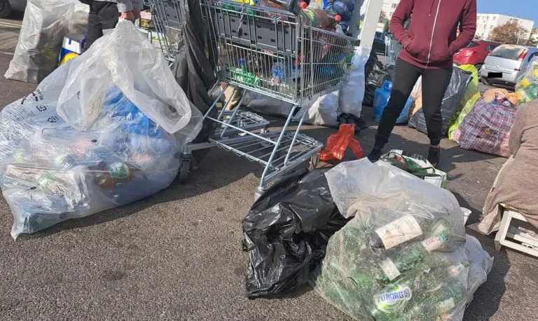 Fechet, despre cei care caută PET-uri în gunoaie: Între 5.000 şi 6.000 de români pun o pâine pe masă datorită sistemului de garanţie-returnare