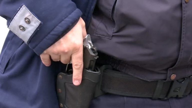 Focuri de armă în Brașov. Un bărbat a fost împușcat mortal de un polițist, după ce a amenințat un jandarm cu toporul