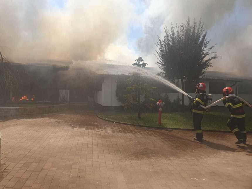  Incendiu puternic la un restaurant din Horezu: O persoană a fost rănită