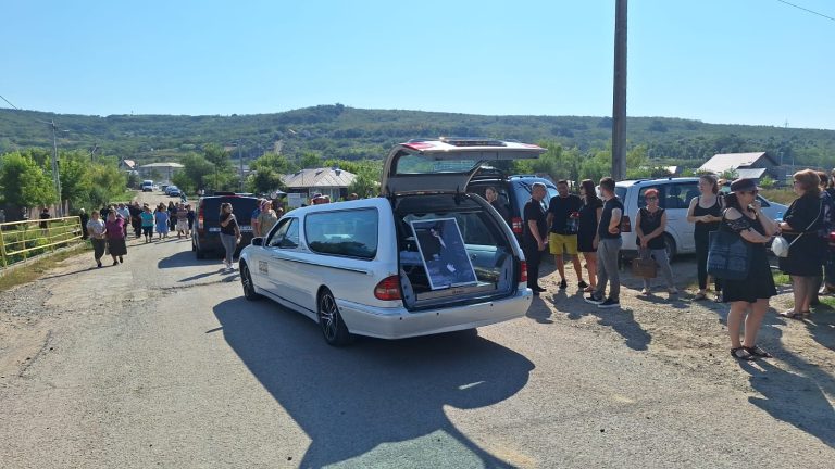 Tânara de 19 ani din Iași ucisă de urs la Bușteni este condusă pe ultimul drum/VIDEO
