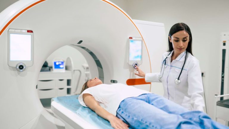 Modificare legislativă importantă - Persoanele neasigurate vor putea beneficia de investigații medicale pentru depistarea cancerului