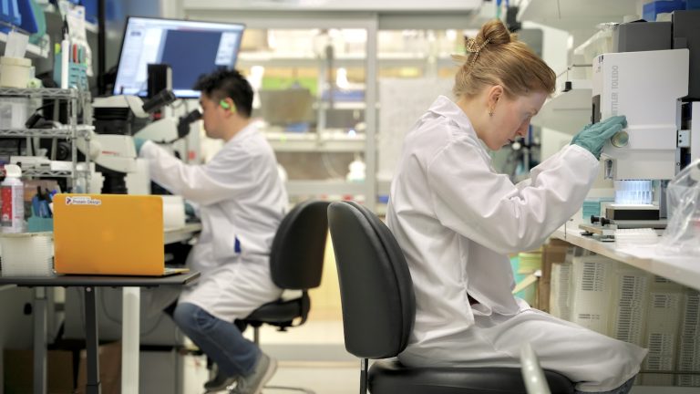 Studiu: Blocarea acţiunii unei singure proteine ar putea prelungi viaţa umană