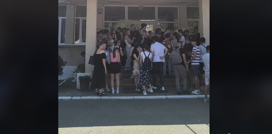 VIDEO Bătaia de joc în care s-au eliberat diplomele de bacalaureat la Liceul Al. I. Cuza din Iași