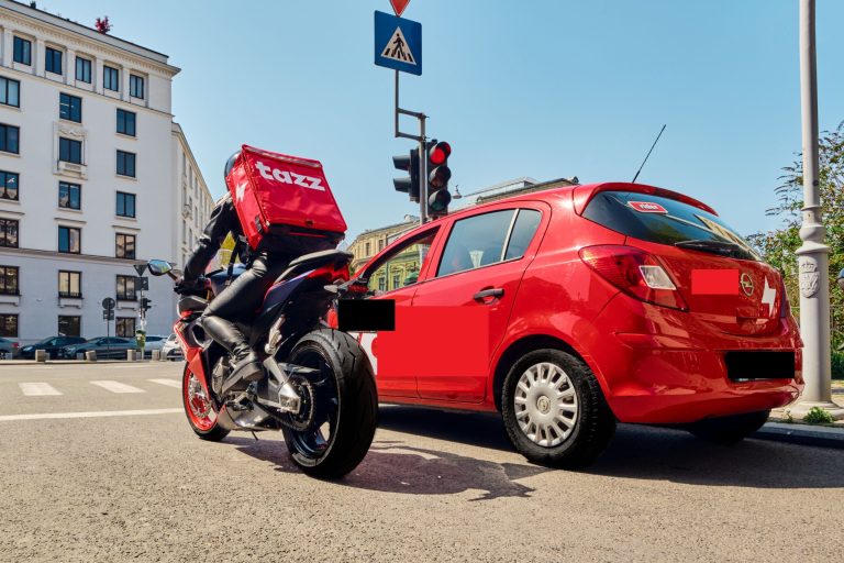 EXCLUSIV: Anchetă minuțioasă pentru prinderea spărgătorului care purta cască de motociclist și umbla cu o geantă „Tazz” în spate