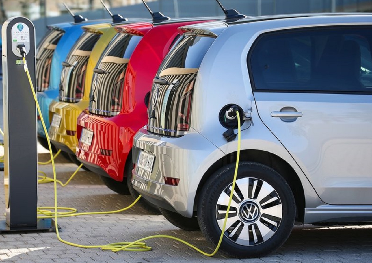 Înmatriculările de autoturisme electrice la Iași au frânat brusc. Cum s-au mișcat cele pe benzină sau motorină?