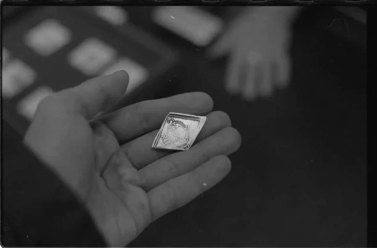 Un artist a înlocuit o monedă de la British Museum cu una falsă