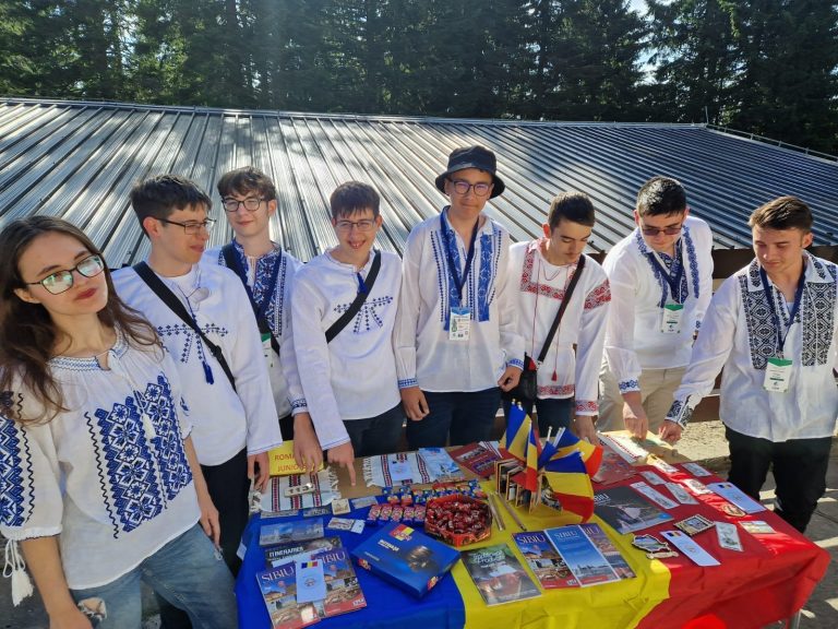 Doi elevi din Iași, medalii de aur și argint la Olimpiada Europeană de Geografie - FOTO