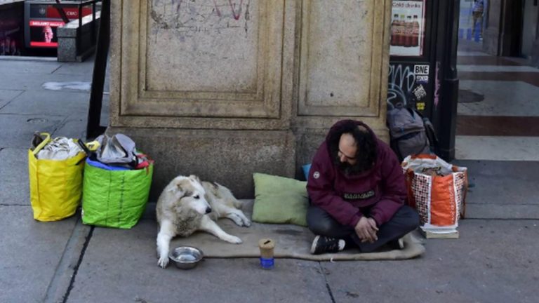 Povestea unei tinere care cumpără mâncare pentru un om al străzii în ciuda opoziției mamei ei. Până la urmă bărbatul ajunge să o salveze