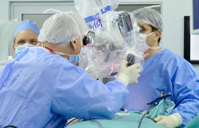 A doua operație deosebită în semiîntuneric la Iași. Tumoră cerebrală gigant la un copil de 12 ani