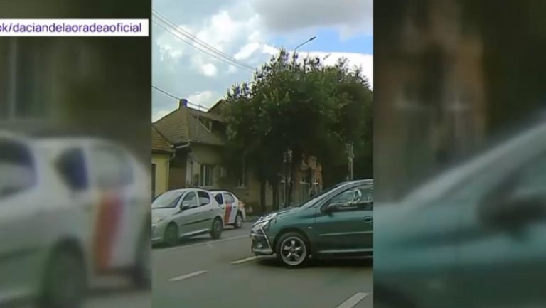 VIDEO Imagini incredibile la Oradea, cu o maşină fără şofer care traversează 4 benzi şi ajunge fix în singurul loc liber de parcare