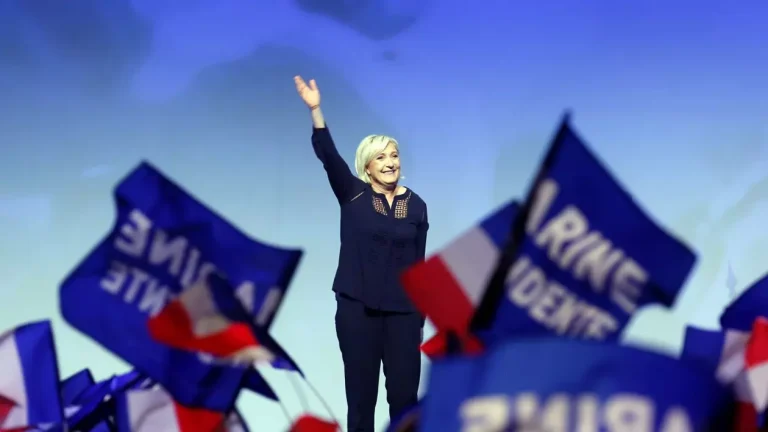 VIDEO Manifestații la Paris după ce extrema dreaptă, reprezentată de Marine Le Pen, a câștigat primul tur al alegerilor anticipate