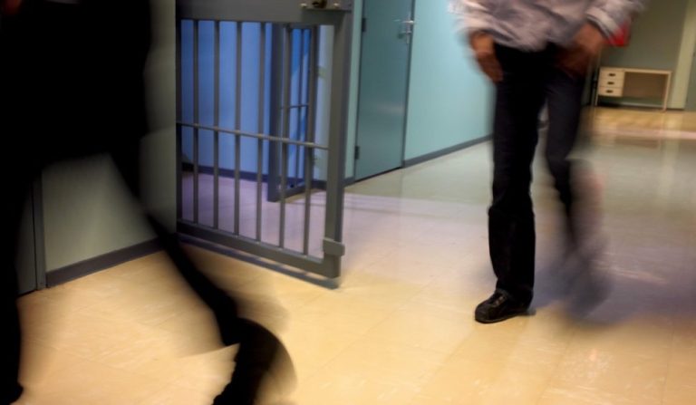 Un deținut a cerut 130.000 de euro pentru condițiile din Penitenciar. Judecătorii ieșeni i-au dat 200