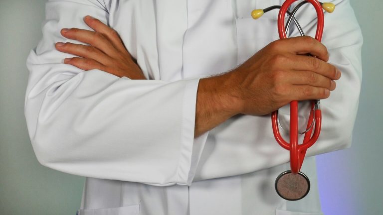 Miza majoră la Ministerul Sănătății: cum mutăm personal medical în afara centrelor universitare. Soluția: fonduri PNRR