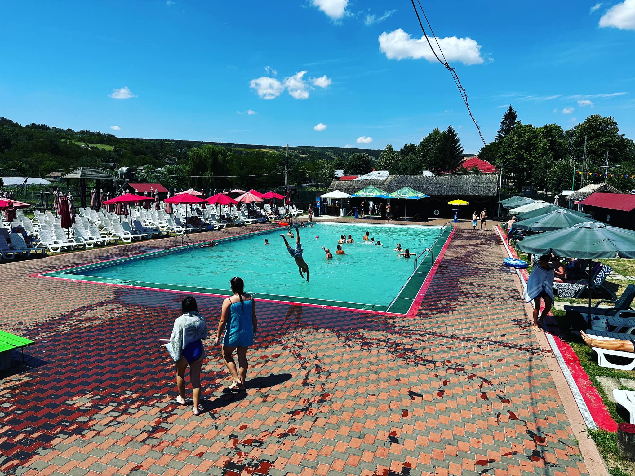 Un polițist de frontieră este în comă după ce a sărit în piscină