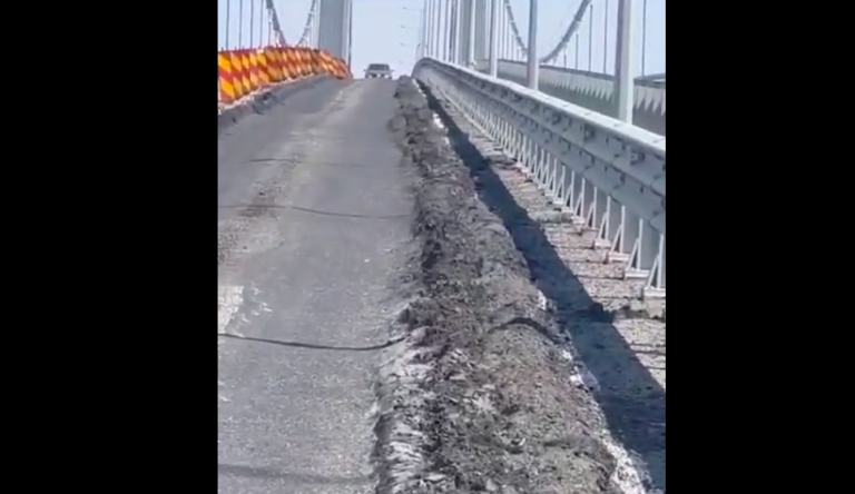 VIDEO Imagini stupefiante de pe noul pod peste Dunăre de la Brăila: tranșee și „valuri” în asfalt, crevase de câțiva centimetri adâncime. Se circulă cu cel mult 15 km/h