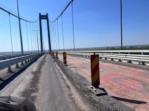 Încă o nenorocire pe podul de la Brăila: au apărut infiltrații de apă, în asfalt, deși nu a plouat