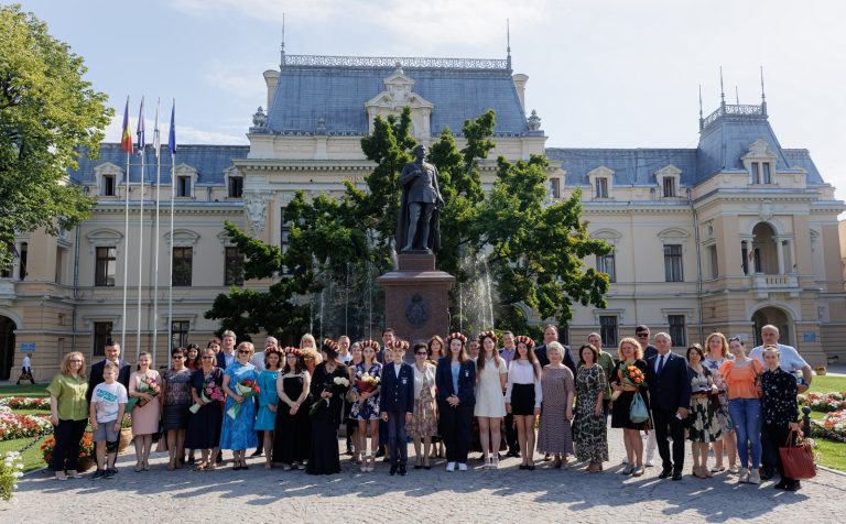 Premierea celor zece „zeciști” ai Iașului: cărți, diplome, premii în bani. „Ați scris o nouă filă de istorie pentru școala ieșeană”