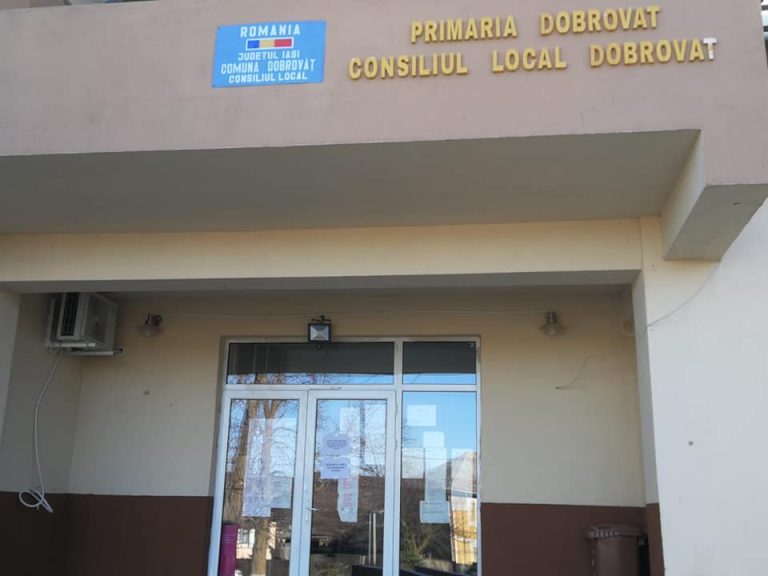 Anchetatorii au dat buzna în Primăria Dobrovăț. Ce suspectează polițiștii