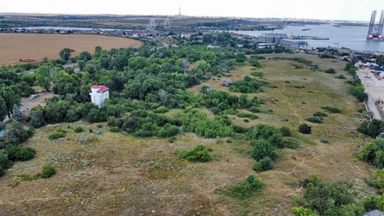 UAIC luptă pe mai multe fronturi cu „imobiliarii” de pe Litoral: rezervația dunelor marine ar fi în pericol