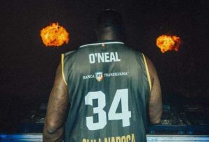 Baschet: Shaquille O'Neal a mixat la Electric Castle echipat cu un tricou al campioanei U BT Cluj - FOTO