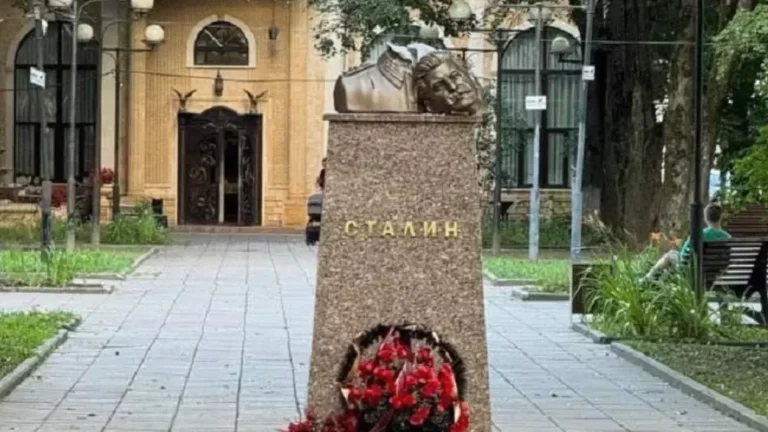 VIDEO Un bust de al lui Stalin, aflat în apropierea Moscovei, decapitat